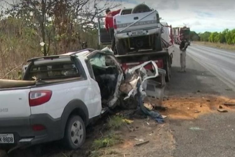 Homem morre e 4 pessoas ficam feridas após batida entre picape e caminhonete em Barreiras