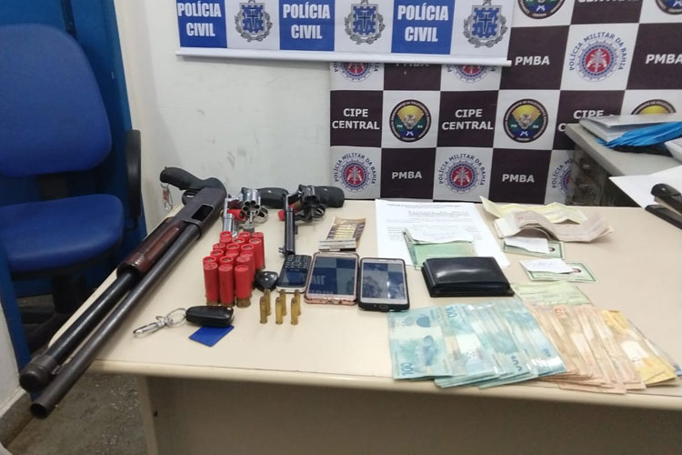 Dezoito mil e armas são apreendidos com ciganos durante operação no sudoeste da Bahia