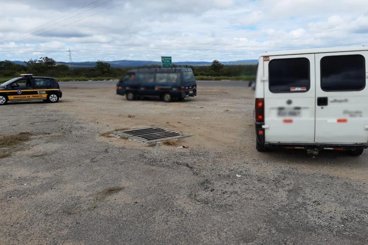 Brumado: Duas vans transportando passageiros são interceptadas na BA-262