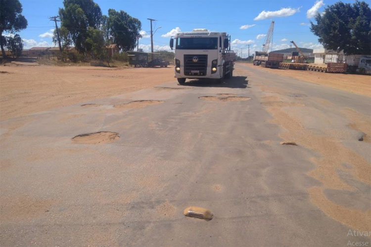 Buracos no trecho entre a BR-030 e a BR-430 comprometem trafegabilidade na cidade de Caetité