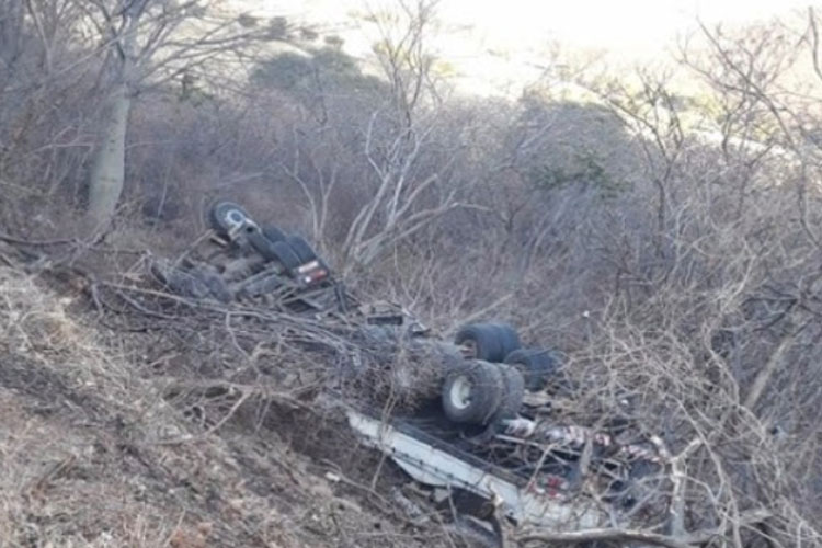 Guanambi: Carreta de Brumado carregada de brita tomba na BR-030