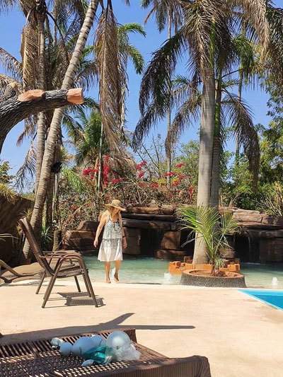 Baiana constrói praia em casa para poder matar saudade do mar