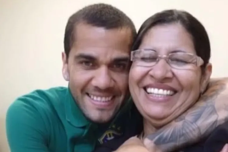 'Deus no comando sempre', comemora mãe de Daniel Alves após ex-jogador deixar prisão