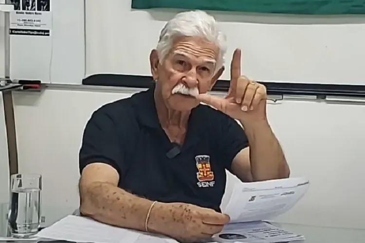 Brumado: Prefeito faz o 'L' ironizando suspensão dos atendimentos nas creches