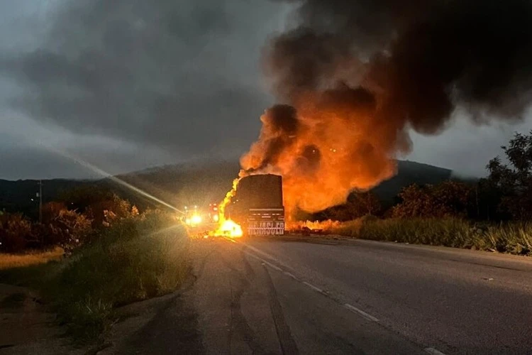 Colisão entre caminhão e van deixa dois mortos na Serra dos Pombos em Anagé