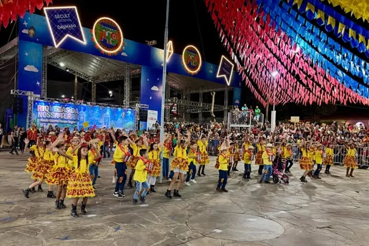 600 alunos participam de festival de quadrilhas das escolas em Brumado