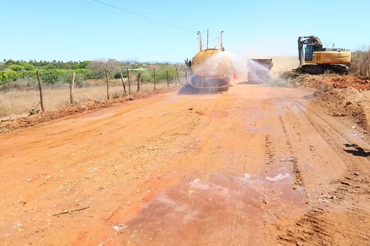Livramento de Nossa Senhora: Prefeita vistoria obras de asfalto de Tabuleiro a Iguatemi