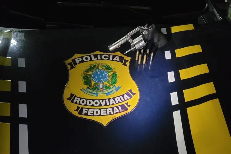 PRF recupera veículo roubado e apreende revólver de uso restrito em Barreiras