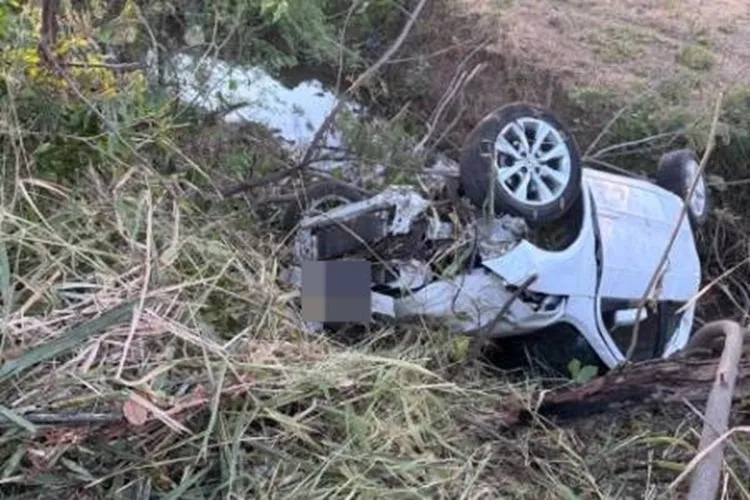 Motorista desvia de cachorro, capota carro e fica ferido na BR-030, em Guanambi
