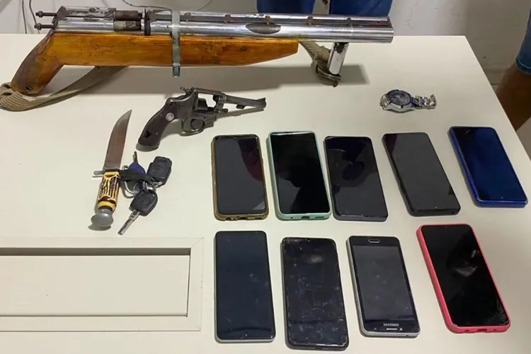 Homem é preso com armas e objetos roubados na cidade de Bom Jesus da Lapa