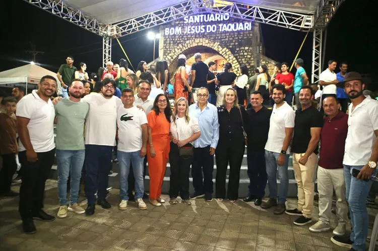 Prefeita reúne base aliada e deputados na celebração do Bom Jesus em Livramento de Nossa Senhora