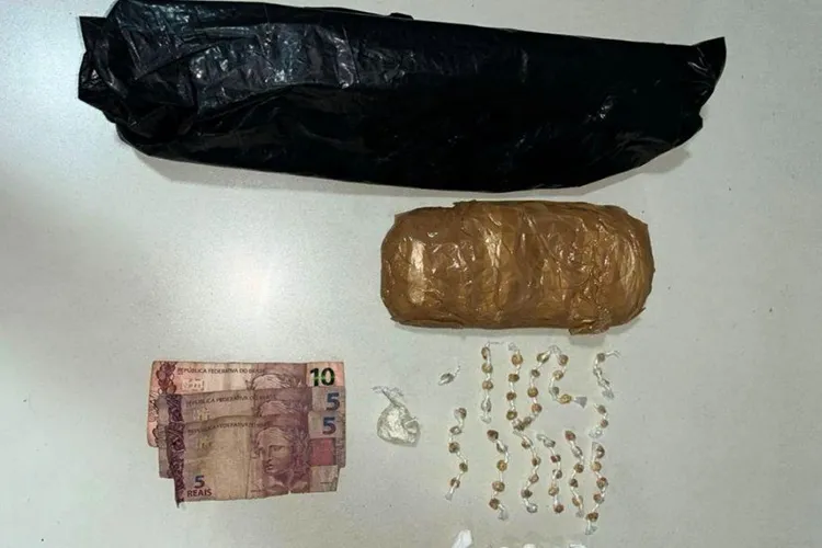 Sítio do Mato: Homem tenta fugir da PM e é preso com maconha, cocaína e crack