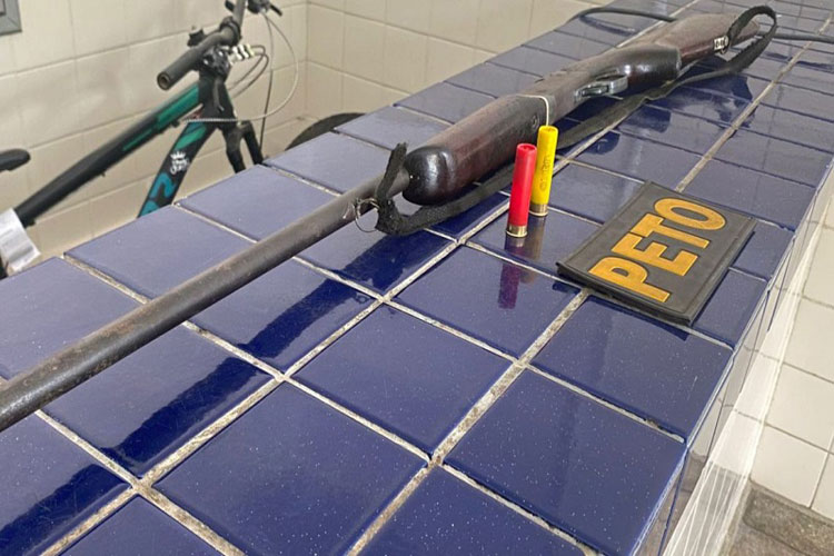 Acusado de violência doméstica é preso com arma no Distrito de Ubiraçaba em Brumado