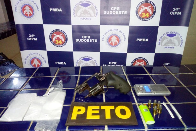 Brumado: Homem é preso com arma de fogo e material ilícito na Rua Virgílio Ataíde