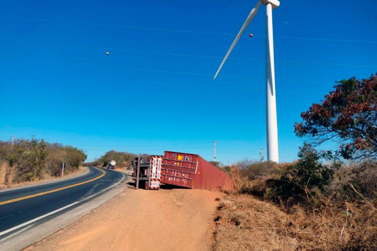 Guanambi: Carreta tomba após ultrapassagem proibida de veículo na BR-030