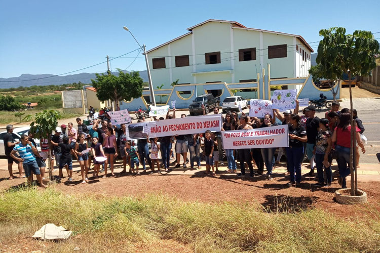 Dom Basílio: Pais de alunos protestam contra fechamento de núcleo educacional