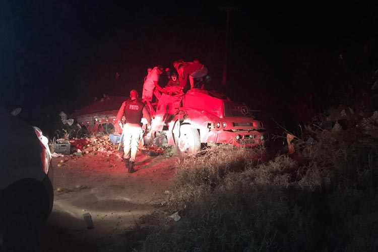 Rio de Contas: Caminhoneiro fica preso às ferragens em capotamento na Serra das Almas