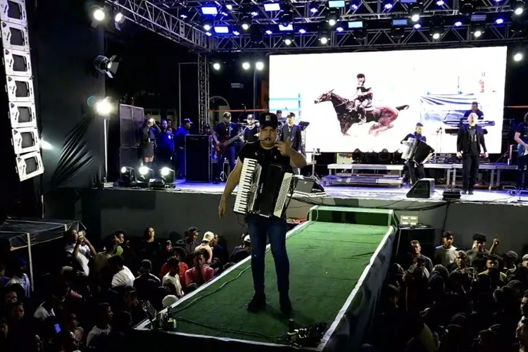 'Escola de São João': Mais de 30 mil pessoas prestigiam abertura dos festejos em Macaúbas