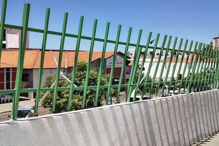 VÍDEO: Vendaval arranca coberturas e derruba postes sobre veículos em hospital de Brumado