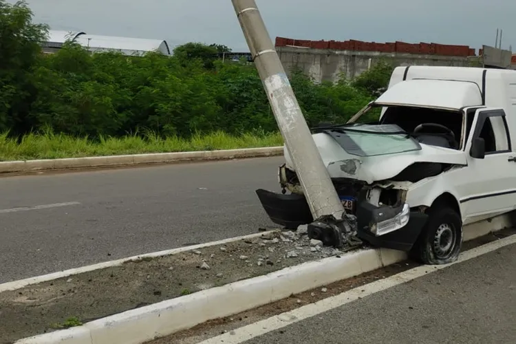 Motorista bate com gravidade em poste e interdita trecho da BR-030 em Guanambi