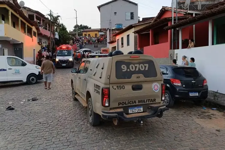 Carro invade garagem e mata duas pessoas em Guaratinga