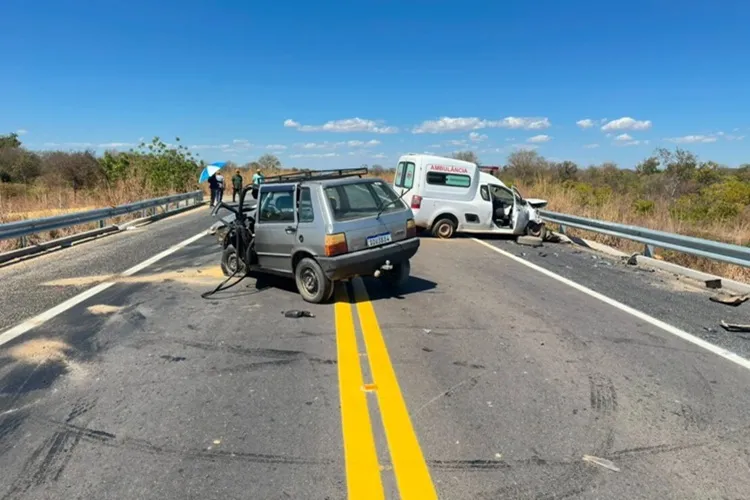 Carinhanha: Idoso morre após grave colisão entre carro e ambulância de Cocos na BR-030