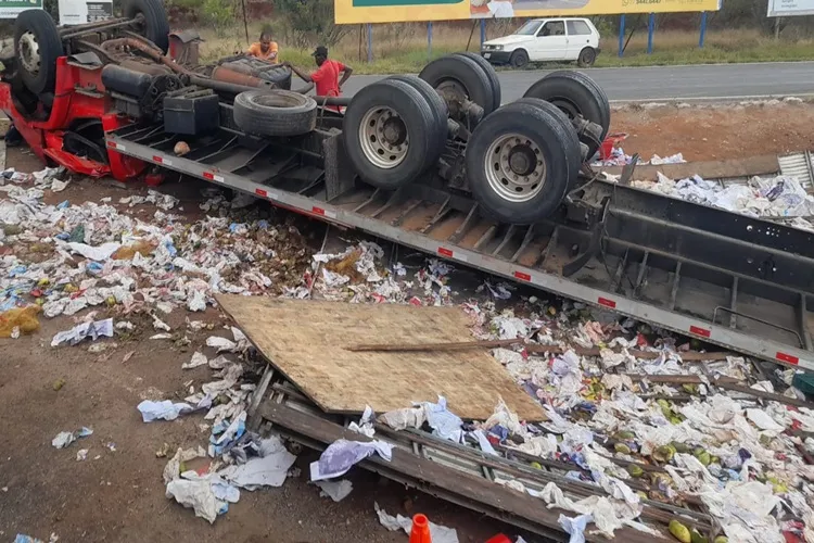 Caminhão carregado de maracujá tomba na rotatória da BR-030 em Brumado