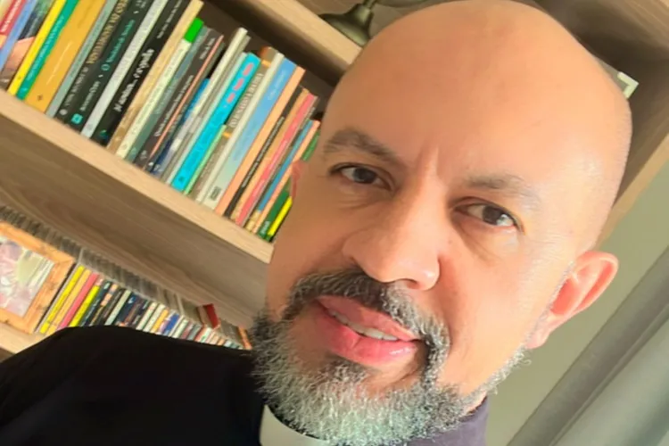 Padre Fábio Eduardo planeja fazer lançamento do seu livro em sua terra natal: Brumado