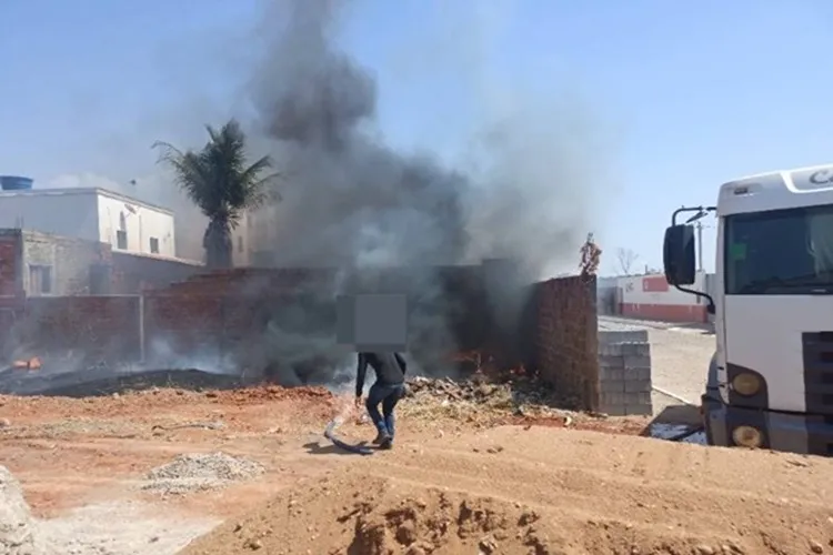 Terreno baldio pega fogo em frente a hospital e assusta moradores em Pindaí