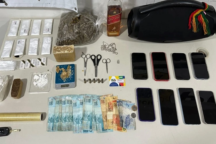 Bom Jesus da Lapa: PM prende 13 suspeitos em chácara e apreende 1 kg de drogas