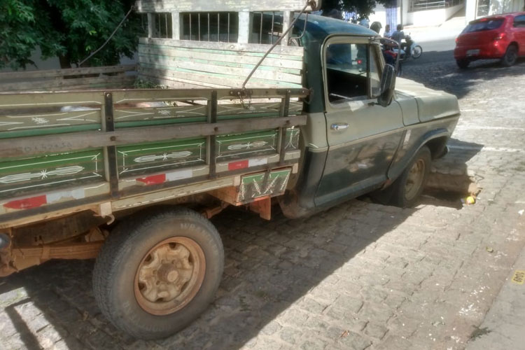 Brumado: Caminhonete cai em mais um buraco negligenciado pela prefeitura e pela Embasa