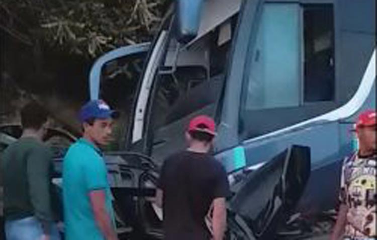 Poções: Quatro pessoas morrem em batida de carro com ônibus na BA-262