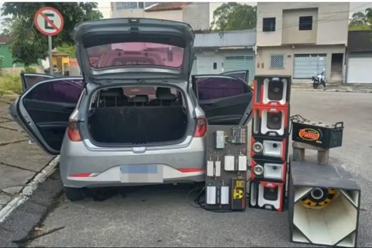 Denúncia de som alto termina com apreensão de arma, drogas e dinheiro em Eunápolis