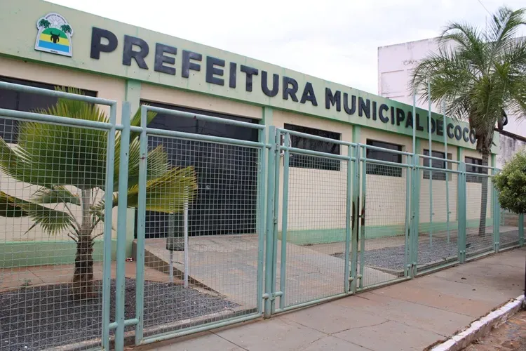 Ex-prefeito de Cocos é multado por irregularidades em transporte escolar e limpeza urbana