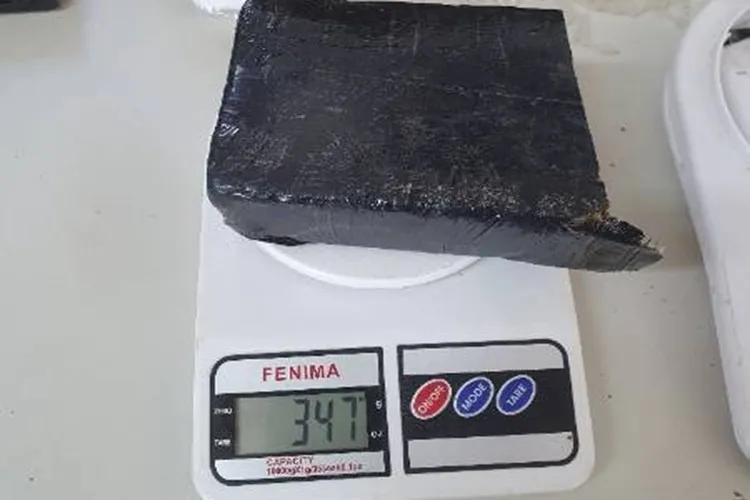 17º BPM apreende maconha e balanças de precisão após fuga de trio em Guanambi