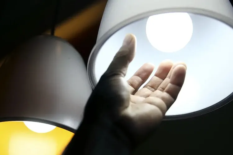 Bandeira tarifária das contas de luz segue amarela em julho