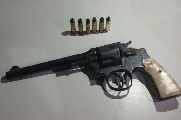 Homem é preso com revólver calibre 32 municiado na zona rural de Iuiu