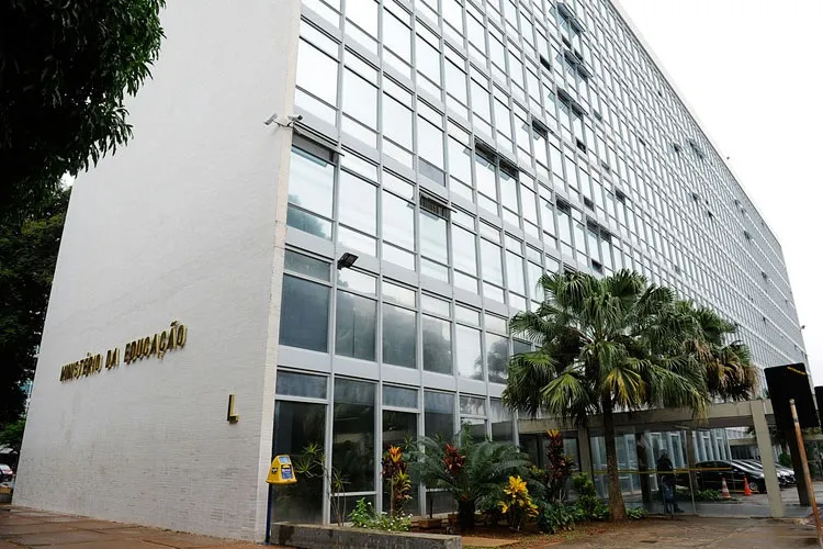 MEC descarta cancelamento do Enem após vazamento de provas