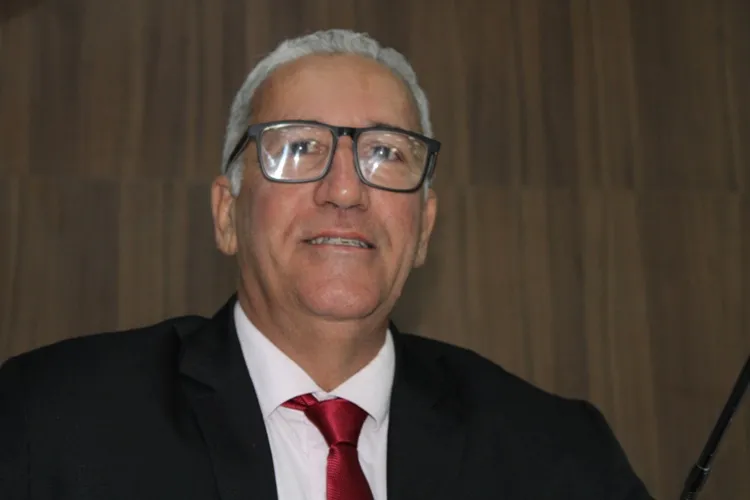 Rubens Araújo destaca projeto que combate emaranhados de fios nos postes em Brumado