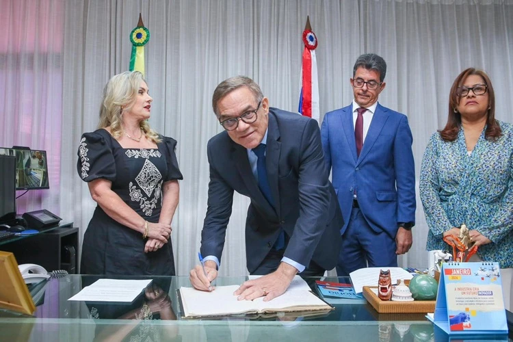 AL-BA: Natural de Caculé, Luciano Ribeiro é empossado deputado estadual