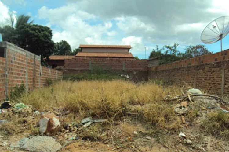 Decreto prevê multas e medidas judiciais para terrenos abandonados em Brumado
