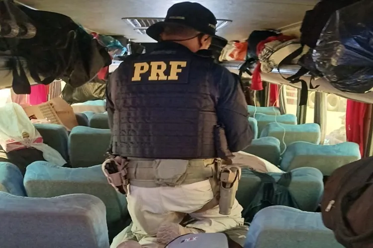 PRF flagra transporte irregular de trabalhadores na BR-242 em Seabra