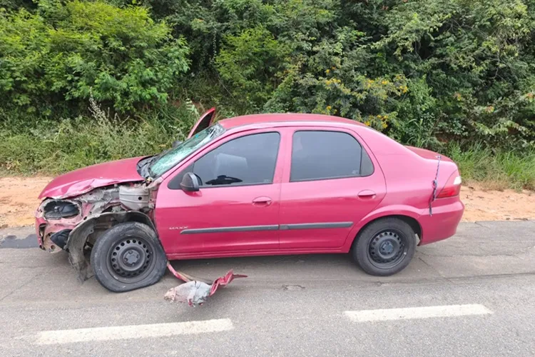 Moto se parte em acidente com carro entre Caetité e Igaporã; motociclista tem fratura exposta