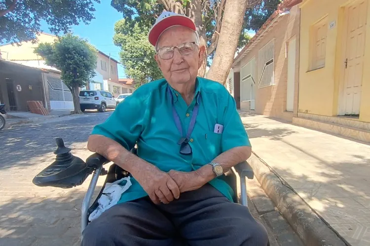 Cadeirante de 85 anos critica falta de maior acessibilidade nas ruas de Brumado