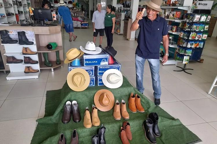 Seu Mariozan de Guajeru foi buscar o chapéu no Armazém do Criador em Brumado