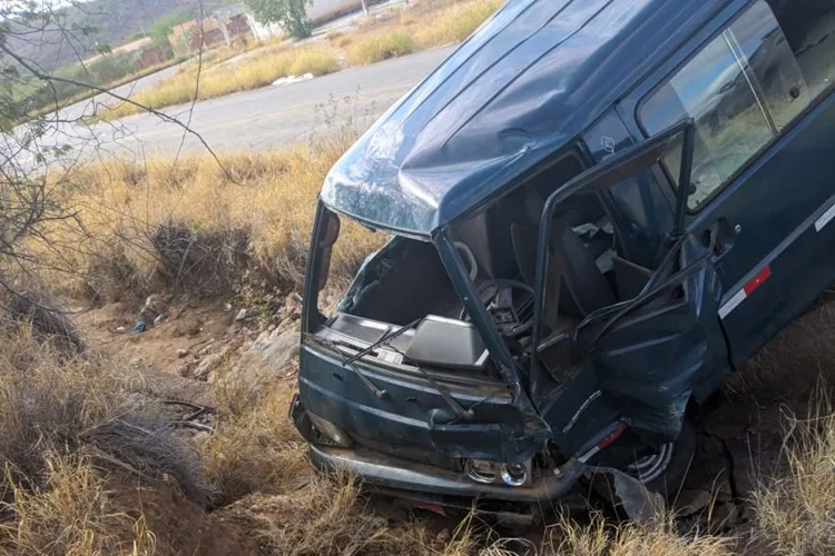 Van sai da pista em acidente na BA-943 em Brumado
