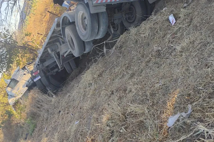 Candiba: Acidente entre duas carretas deixa um morto e interdita a BR-122