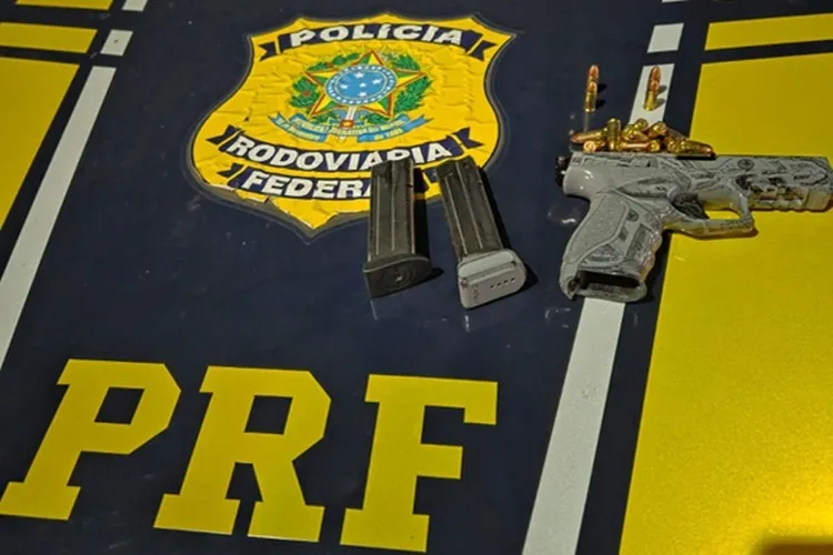 Barulho no porta-malas: PRF acha pistola, 30 munições e galos em carro na BR-116