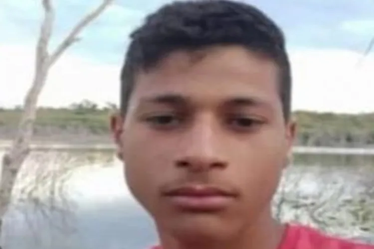 Jovem morre após colidir moto com ônibus escolar na zona rural de Caetité