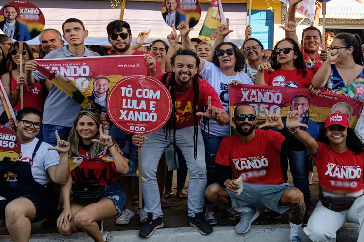 Alexandre Xandó recebe apoio durante campanha em Brumado